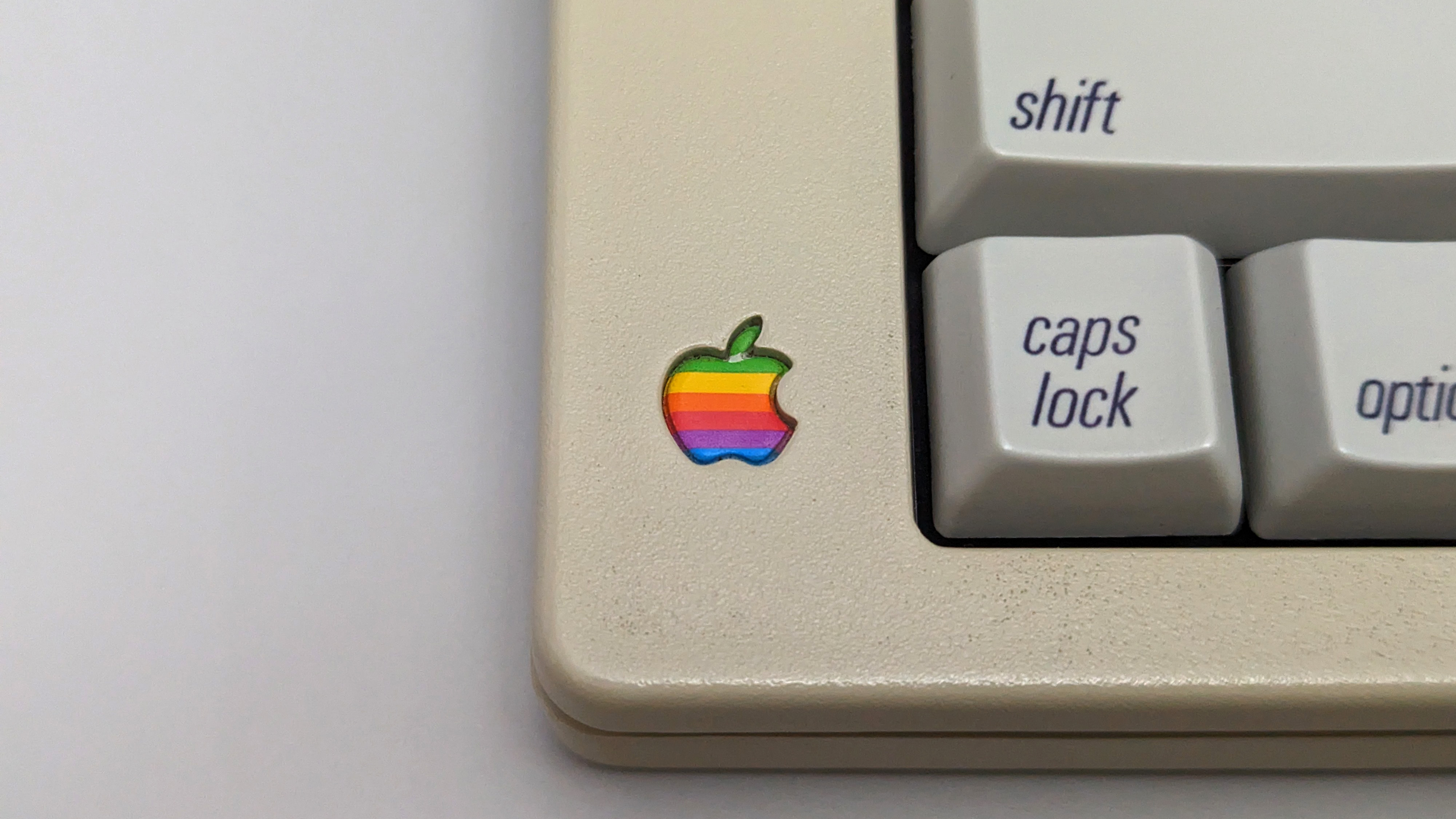 1990_apple_m0116_-_badge.jpg