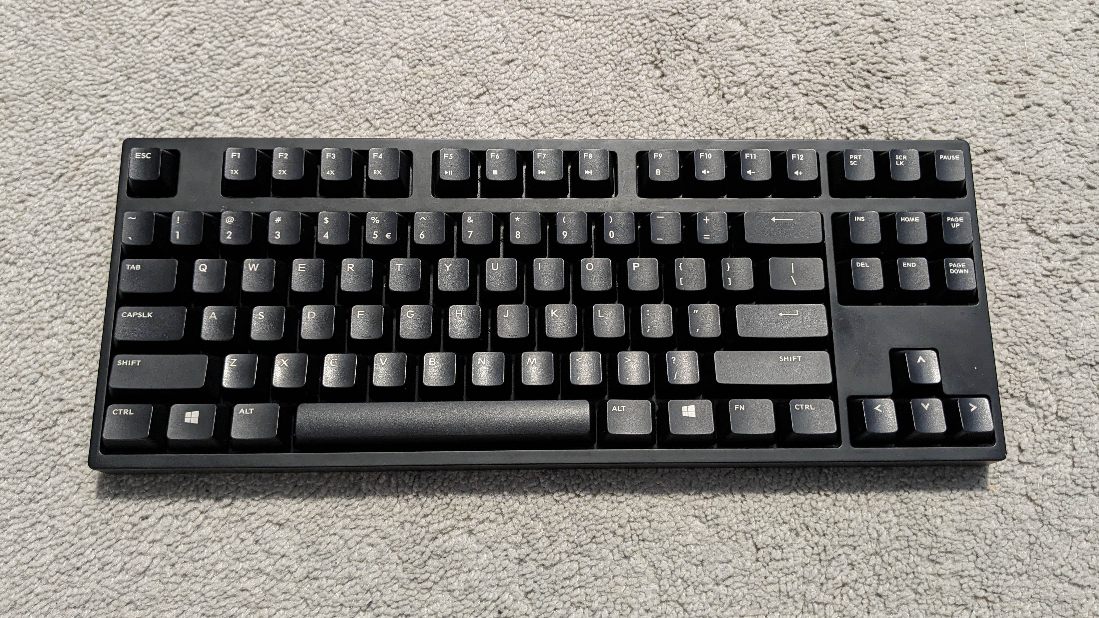 Picture of a Cooler Master Novatouch TKL with the stock caps