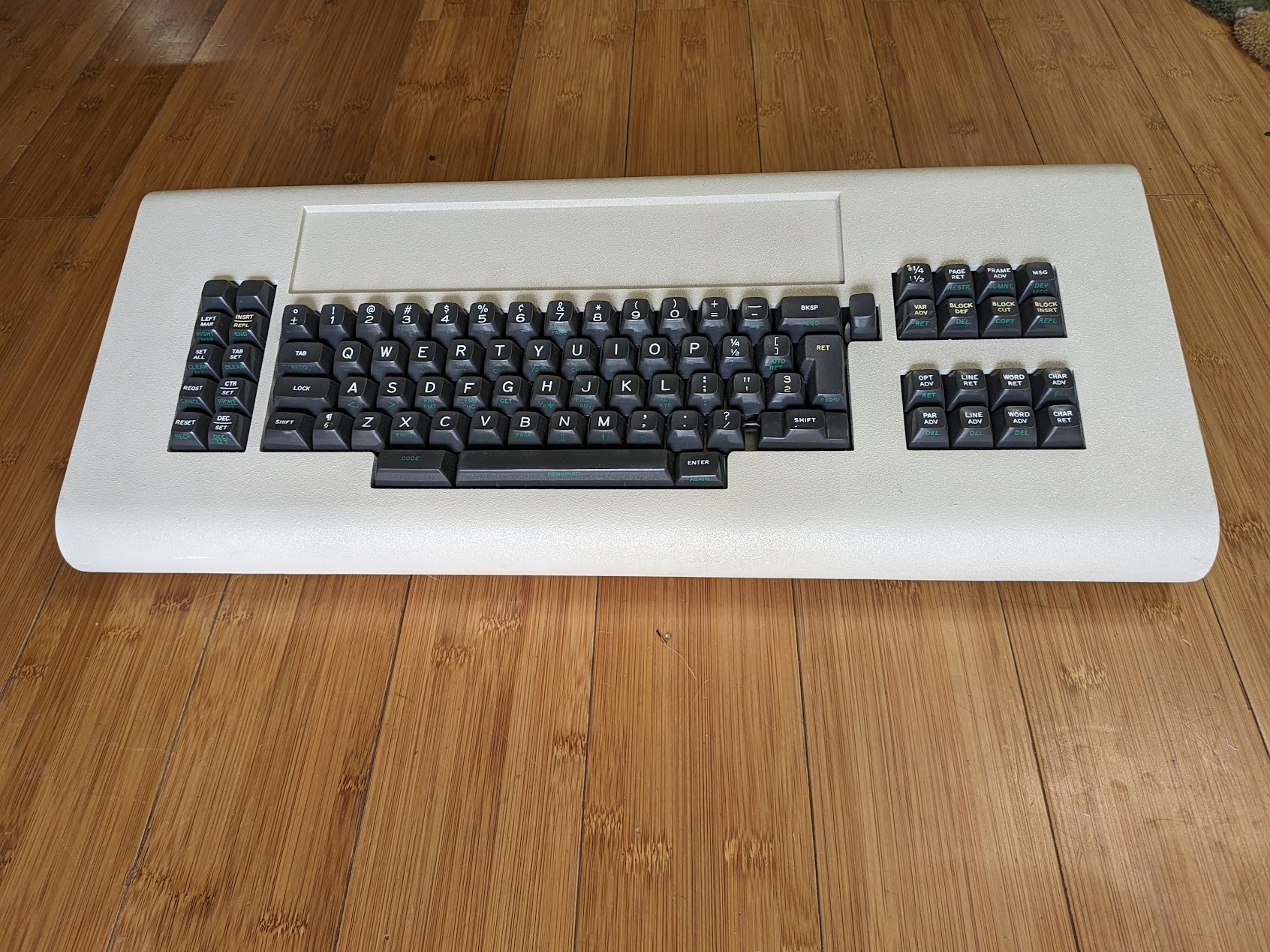 {{:keyboard:exterior_front.jpg?400|{{:keyboard:exterior_bottom.jpg?400|{{:keyboard:pcb_1.jpg?400|{{:keyboard:pcb_2.jpg?400|