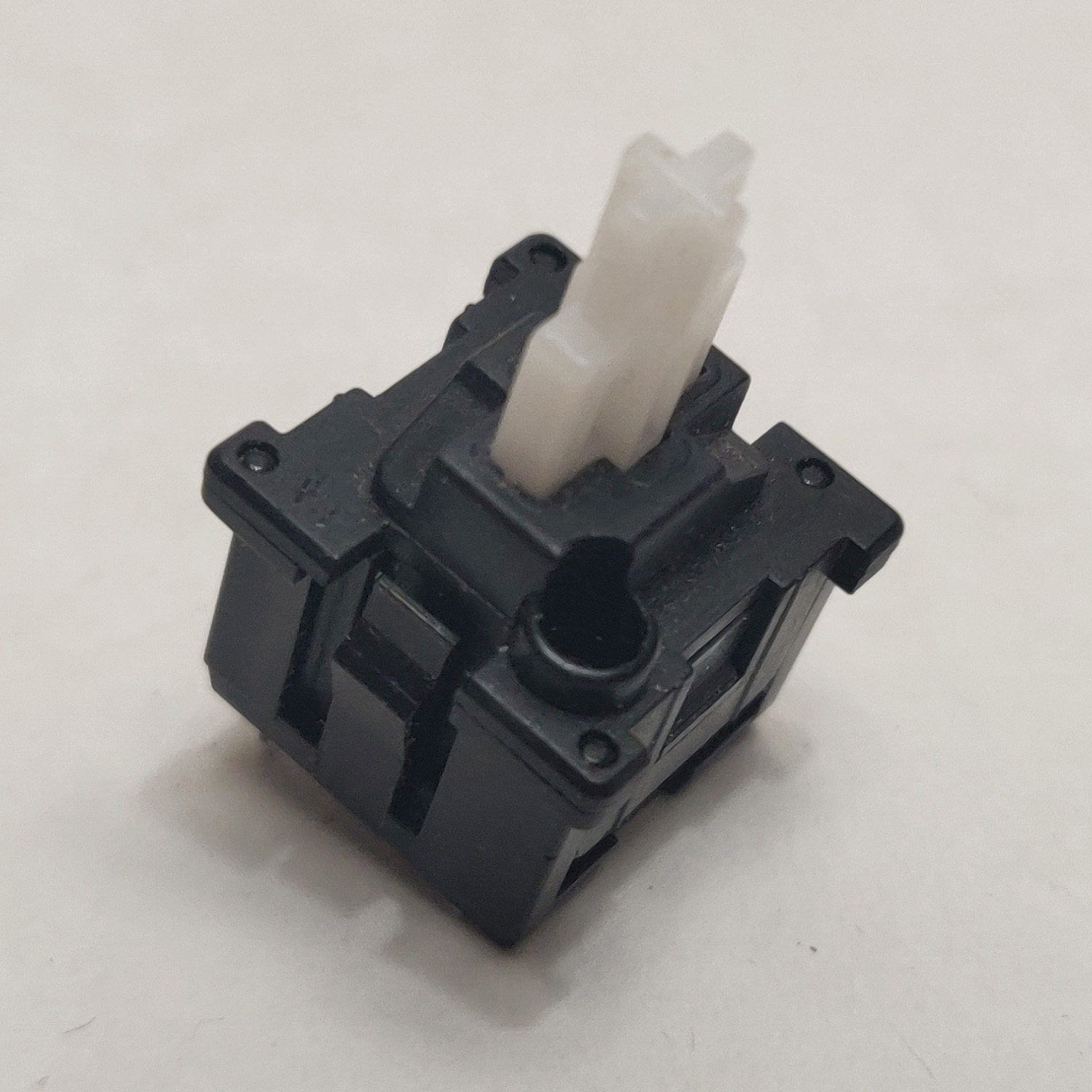 A single desoldered Mitsumi Apple KAM Latching