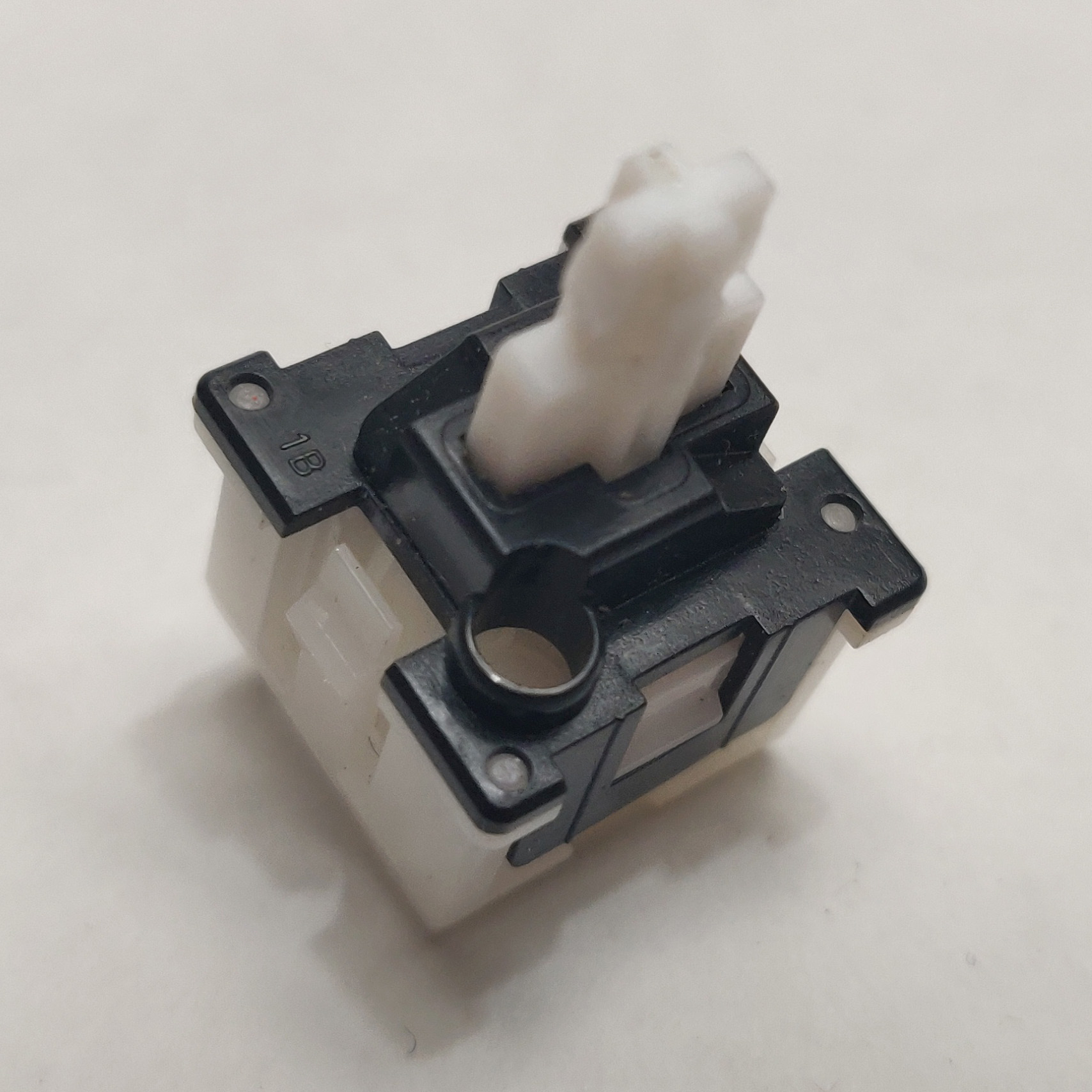 A single desoldered Mitsumi KAM Latching switch