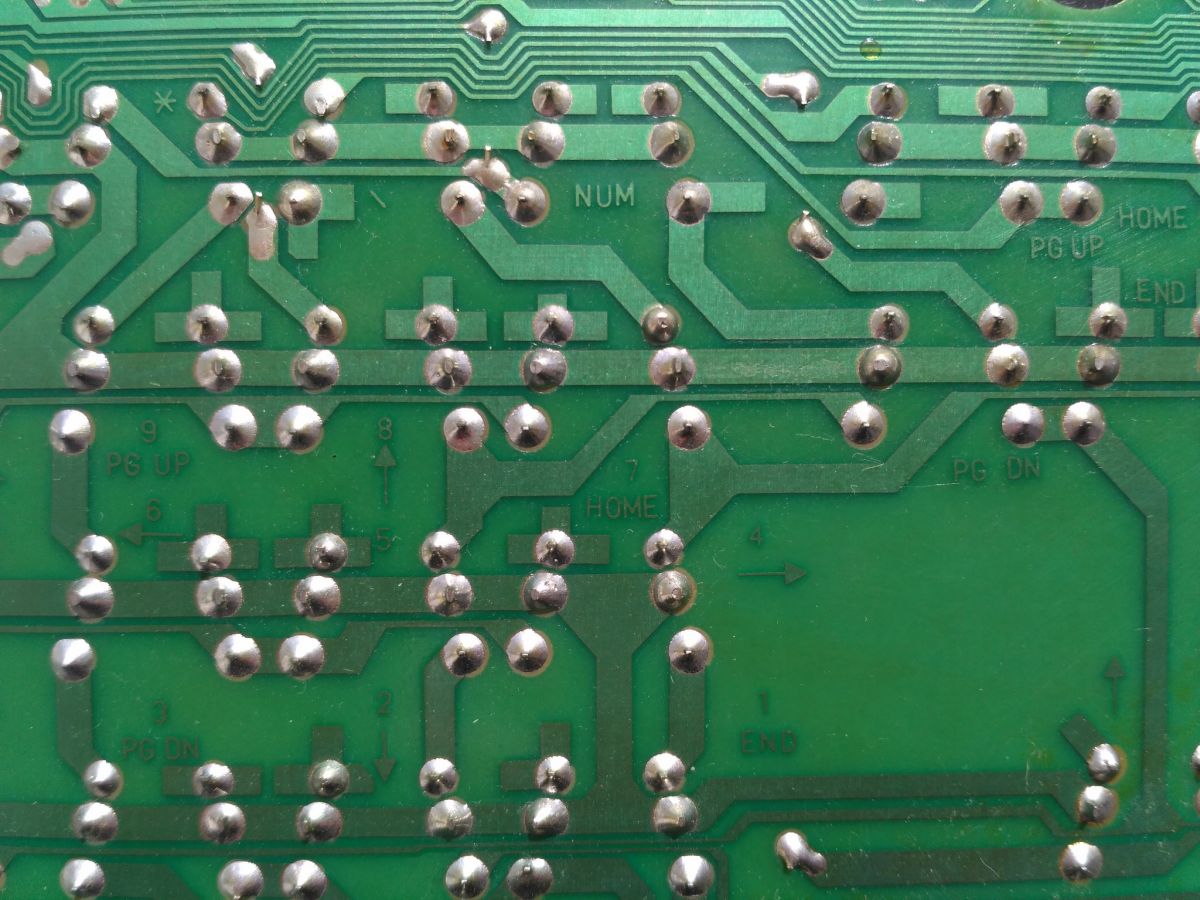 1200px-chicony_kb-5161c_mtsm_reva_pcb_closeup.jpg