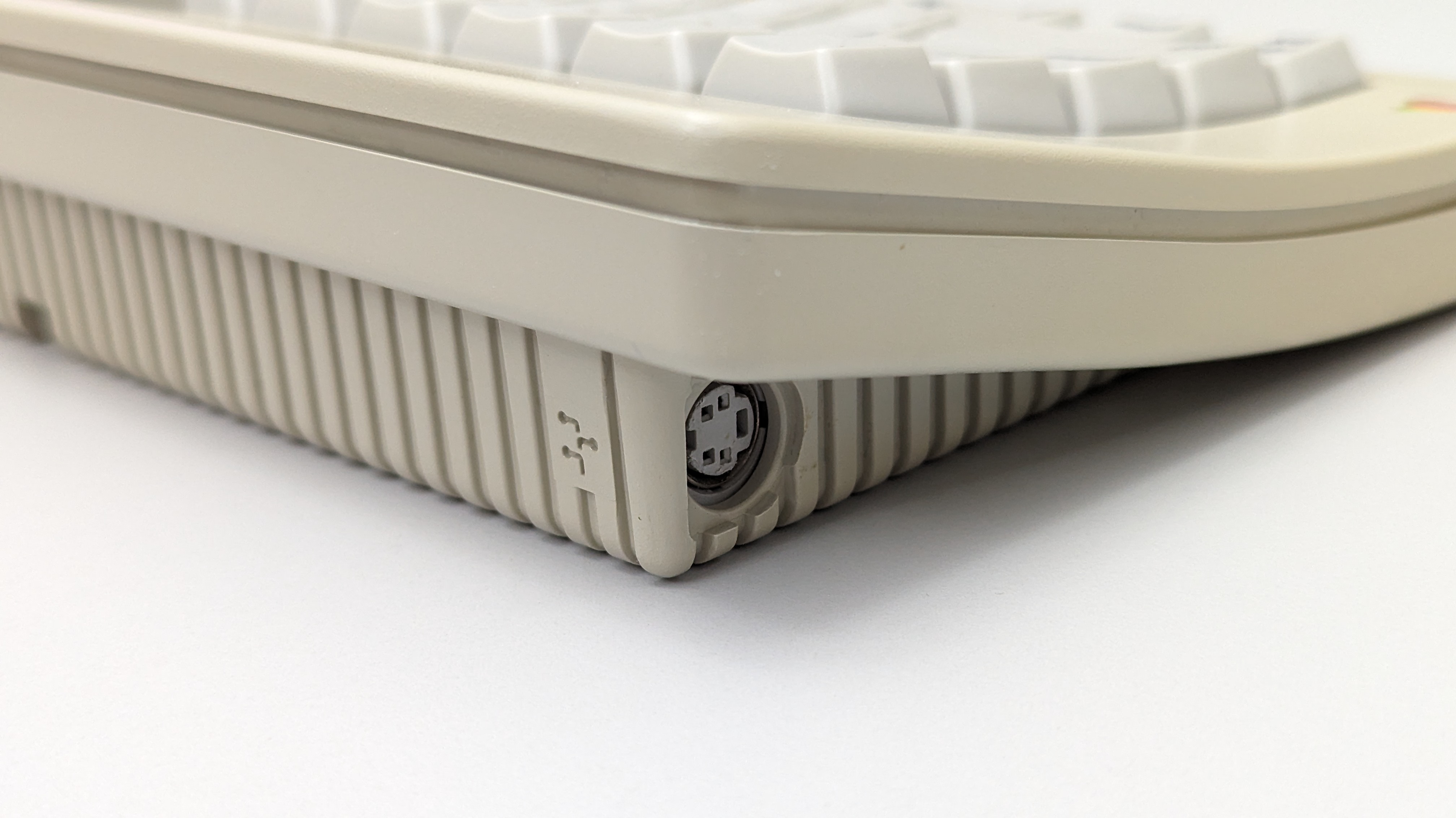 1990_apple_m0116_-_us_side2.jpg