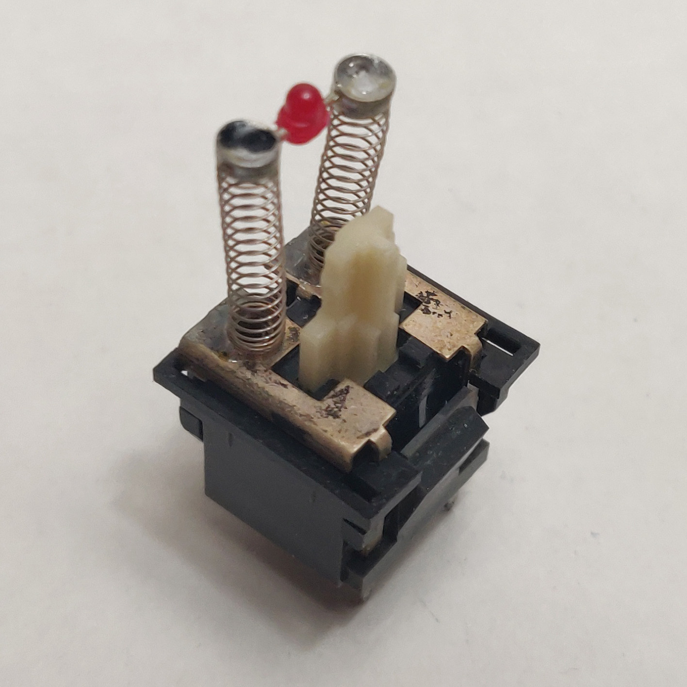 alps_skcc_cream_led_r3_spring.jpg