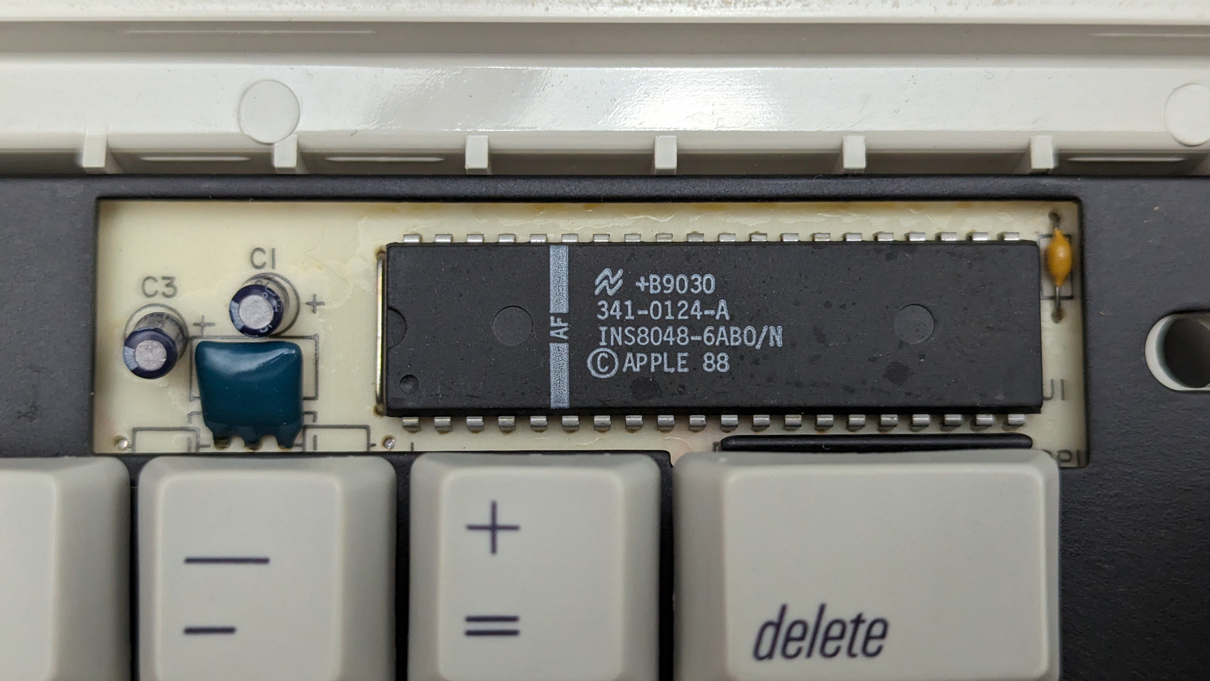 1990_apple_m0116_-_us_interior4.jpg