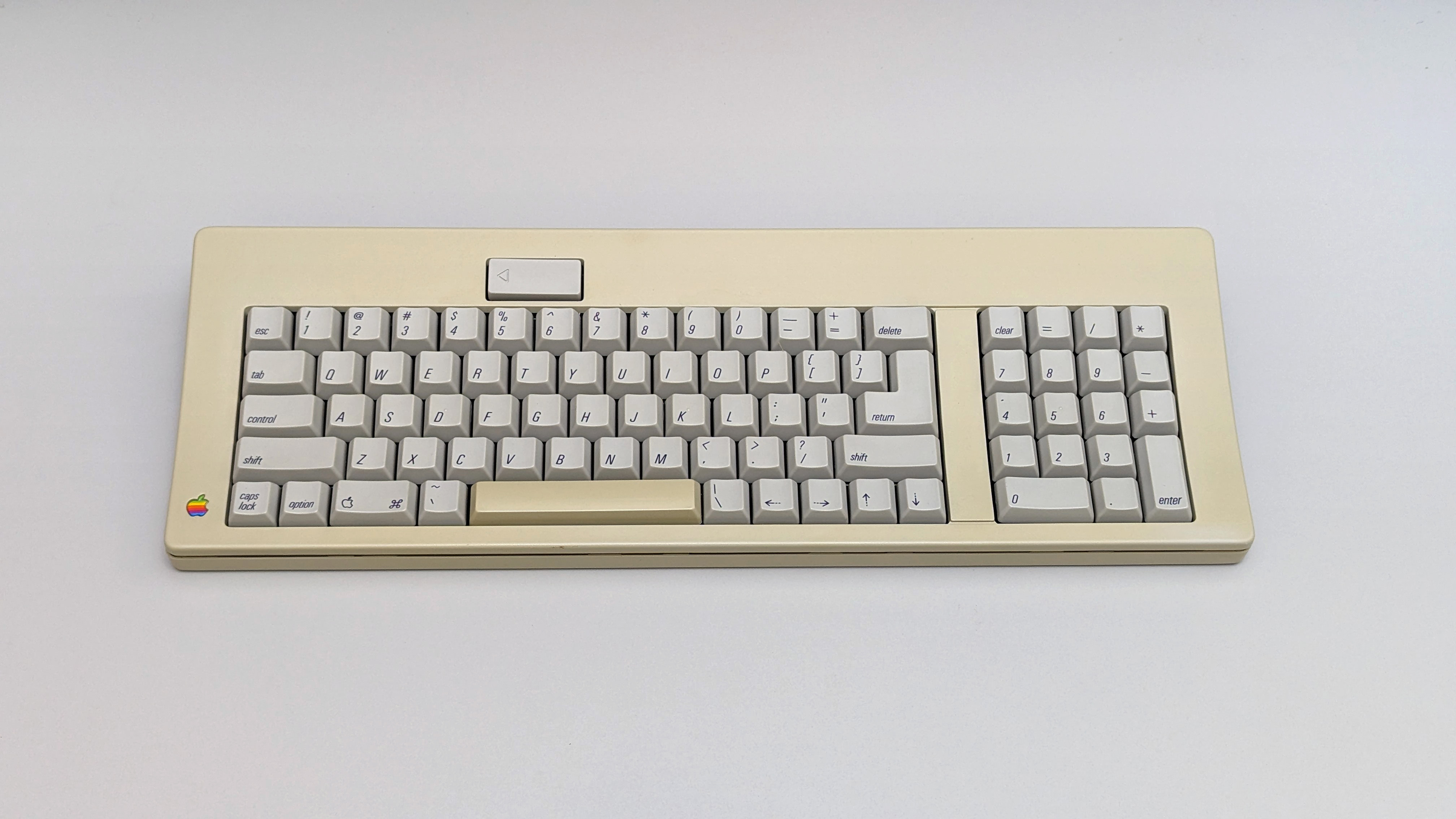 1990_apple_m0116_-_us_front1.jpg