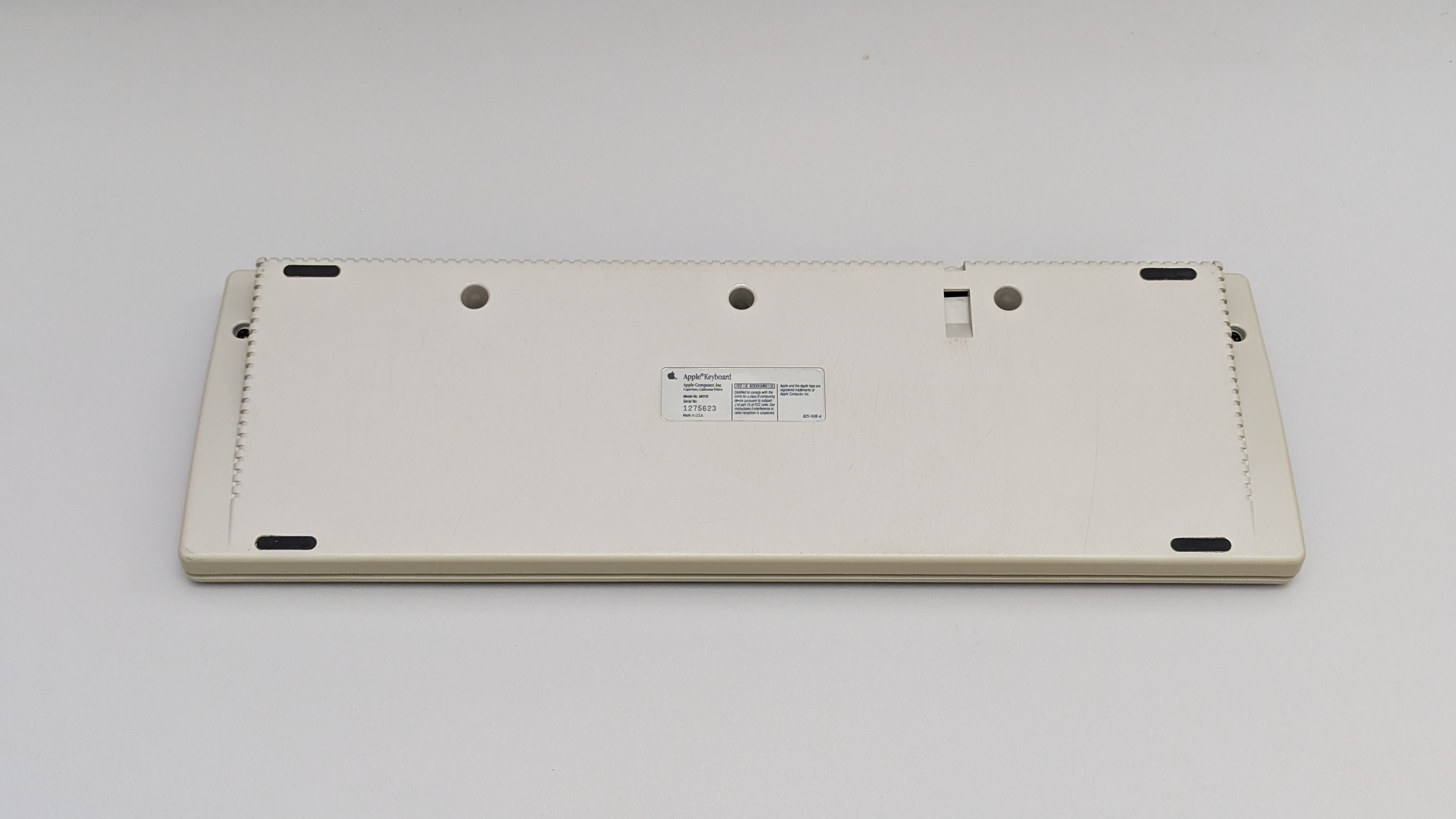 1990_apple_m0116_-_us_rear1.jpg