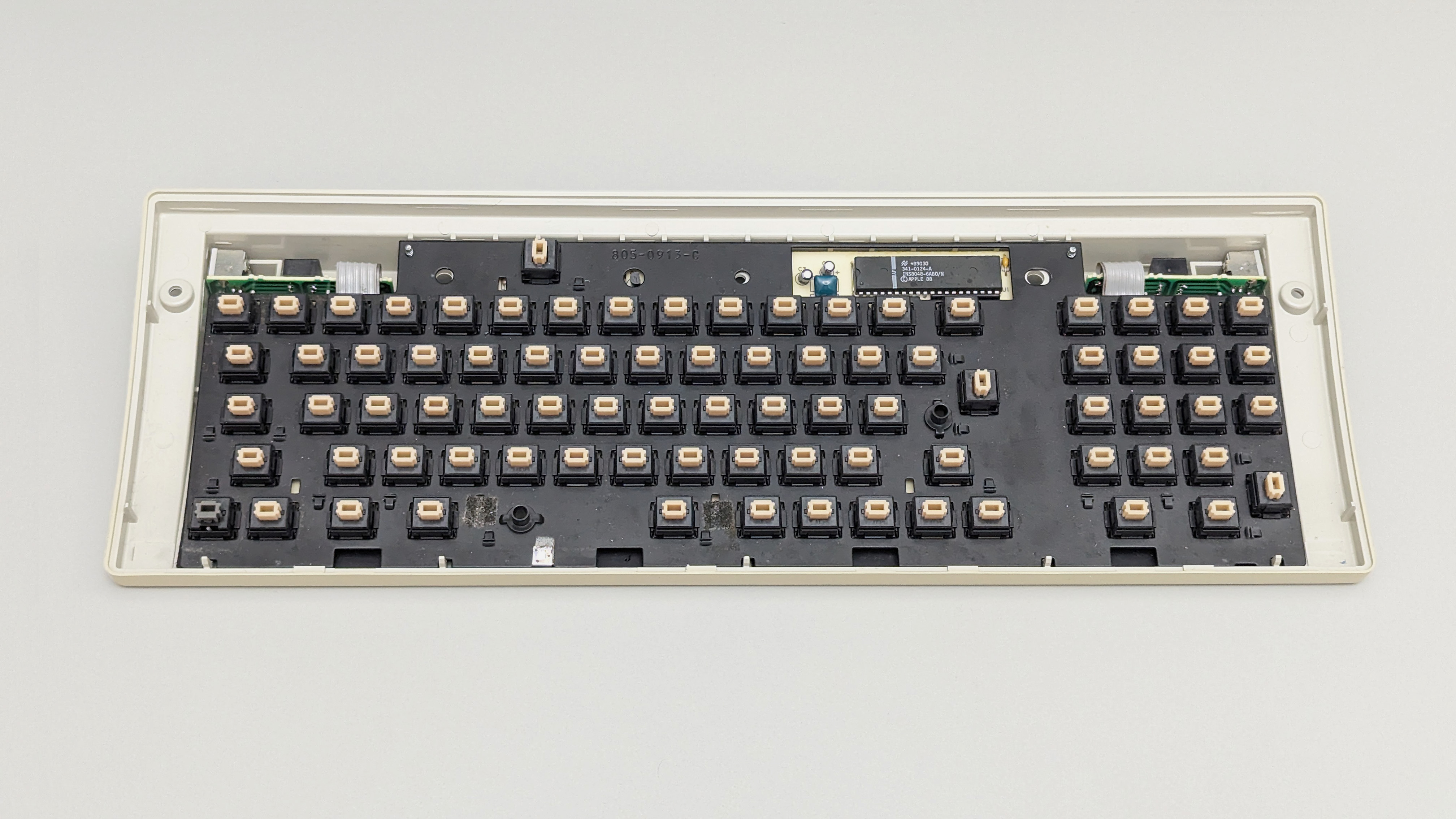 1990_apple_m0116_-_us_interior2.jpg