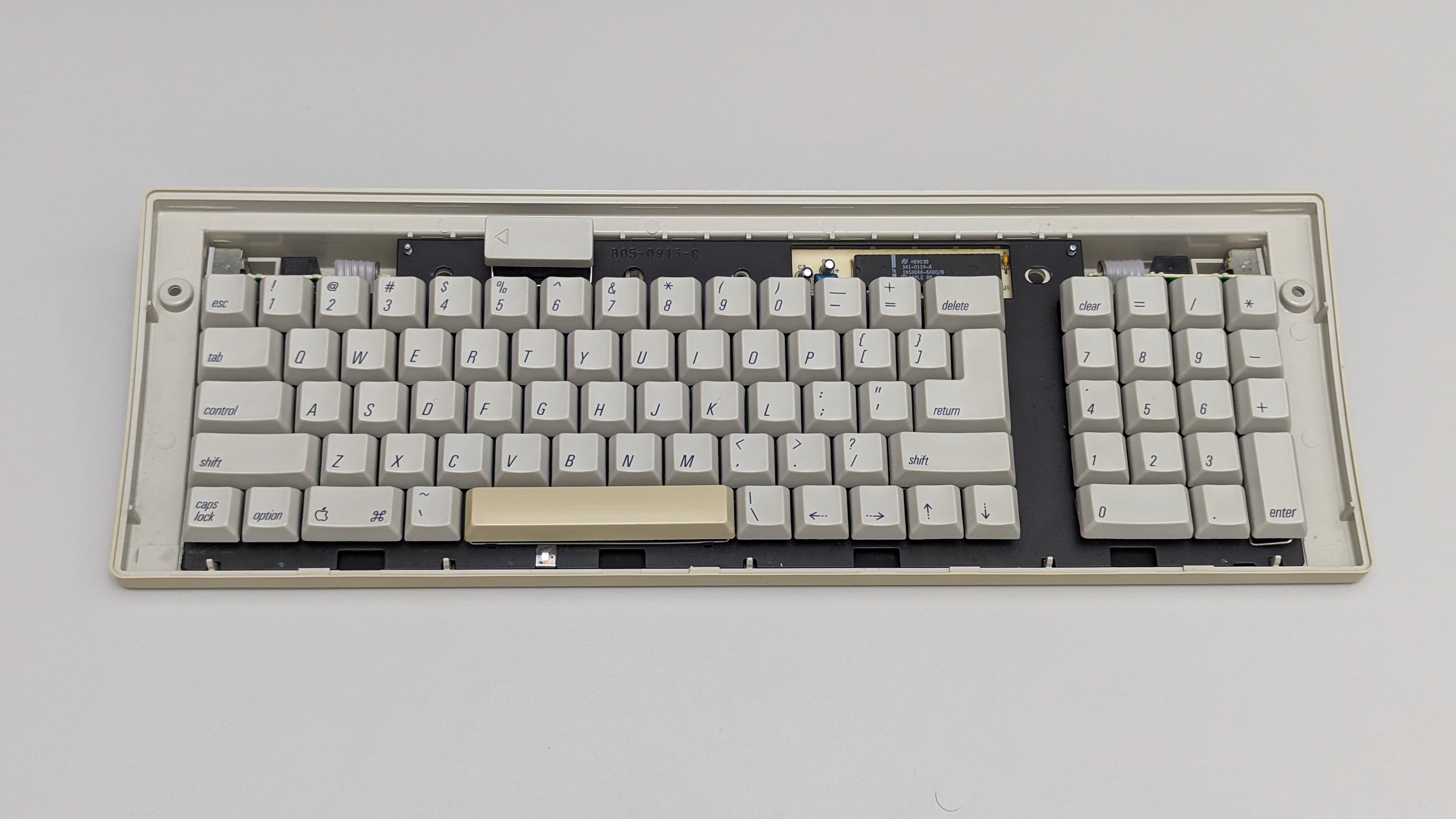 1990_apple_m0116_-_us_interior1.jpg